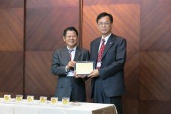 梁瑞芳general manager wins the 4th Outstanding Alumni  Mechanical Engineering in National Cheng-Kung University